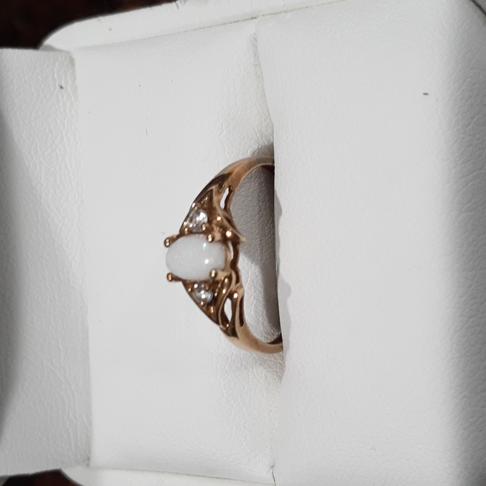 10 K Opal and diamond ring - Picture 1 of 9
